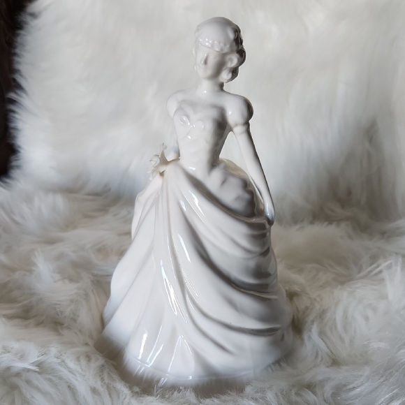 Paris Royal Vintage Elegant White Porcelain Figurine - Picture 2 of 6